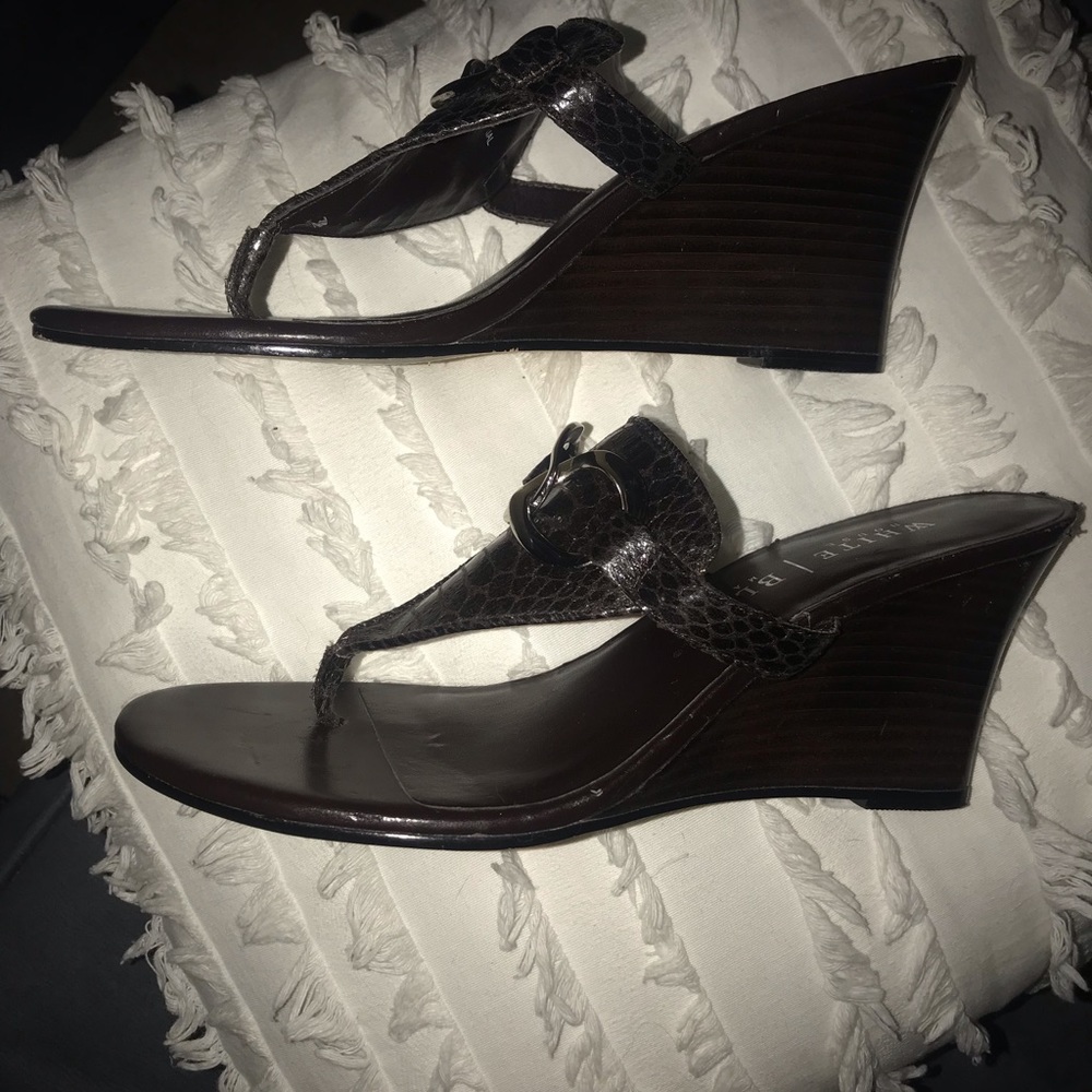 EUC Brown Thong-Style Wedge Slide Sandal Heel Size 7.5 Faux Snakeskin - vintage!